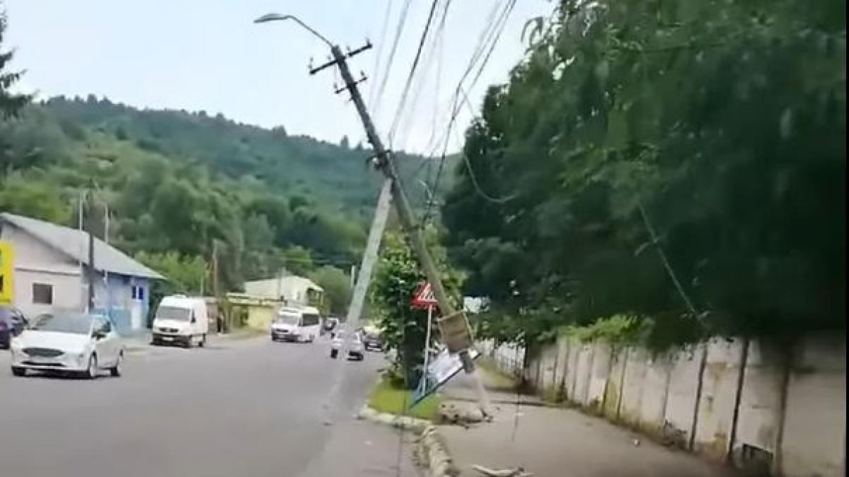 solutie romaneasca pentru orice un stalp de beton in pericol sa cada sprijinit intr o scara