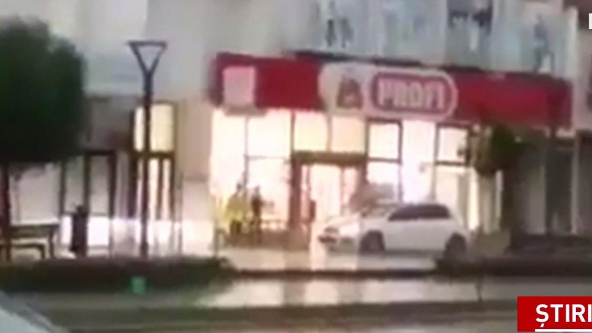 un barbat din bacau cautat de politisti dupa ce a mers cu masina pe trotuar