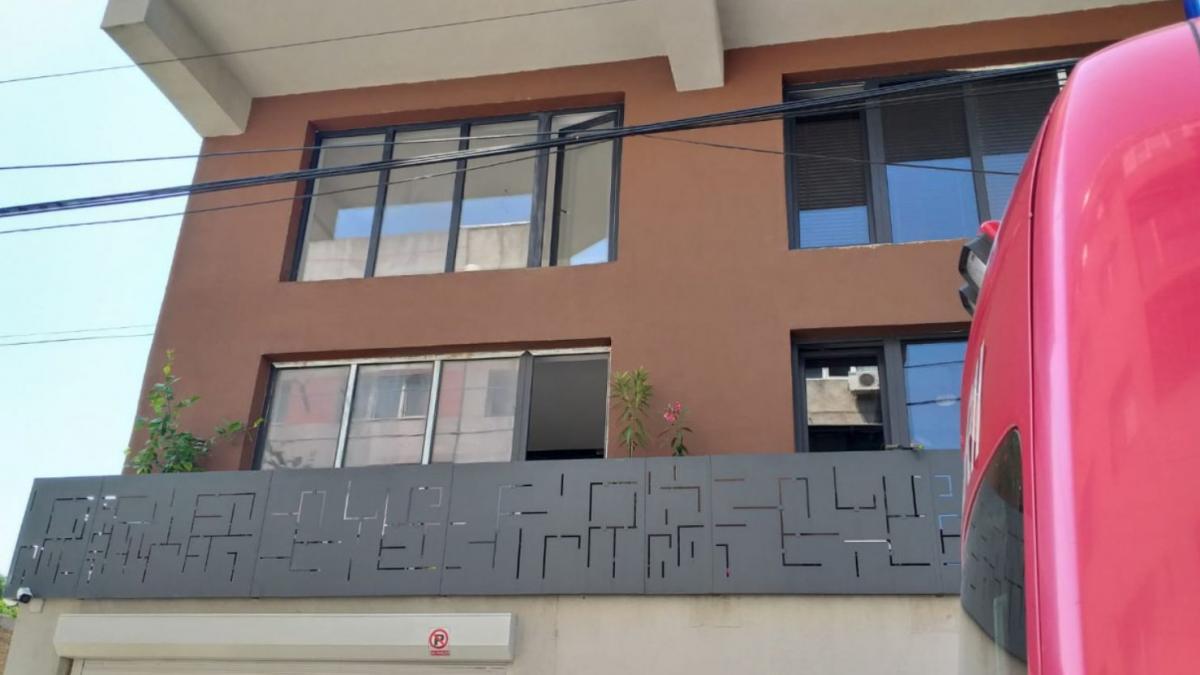 barbatul se apucase sa stearga geamurile in doar cateva minute totul s a naruit