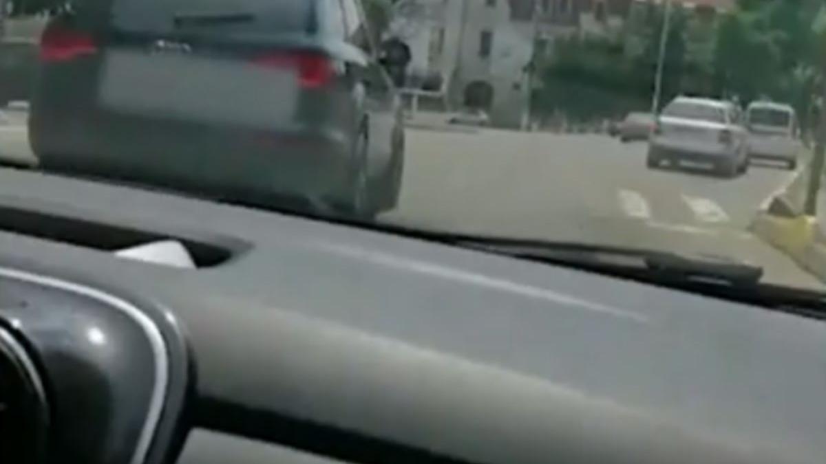 imagini socante in suceava un sofer a blocat masinile de politie care urmareau contrabandisti video