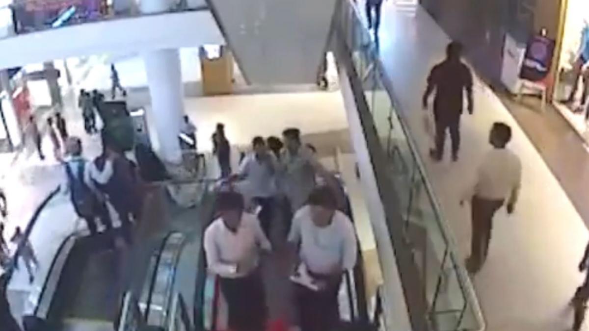 panica intr un mall a cazut in gol de pe scara rulanta totul a fost surprins de o camera de