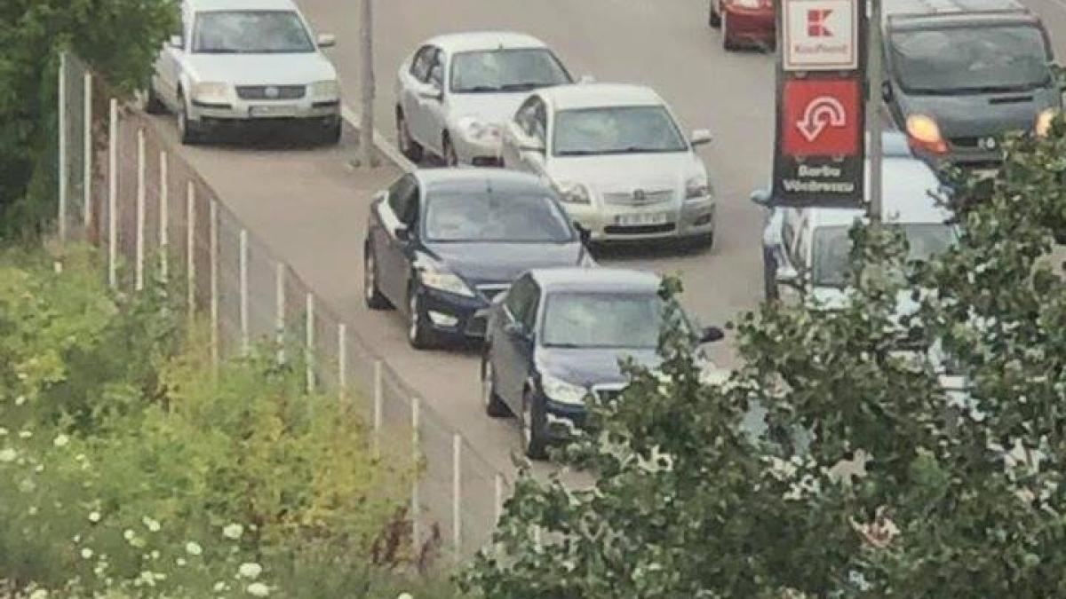 se aflau in trafic in zona pipera cand au observat ceva total neobisnuit cum sa faci asta foto