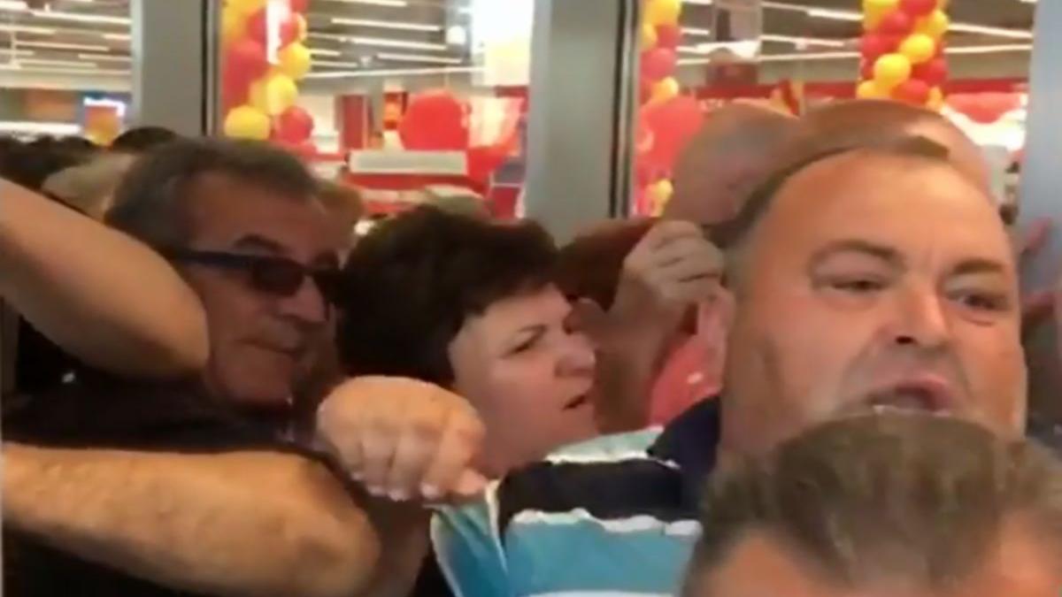 imagini halucinante intr un supermarket din galati o noua batalie pentru tigai la promotie video