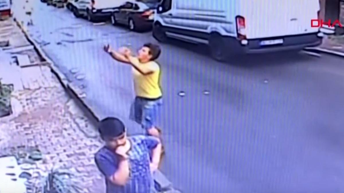 imagini incredibile un tanar a salvat viata unui copil care a cazut de la etaj video cu salvarea