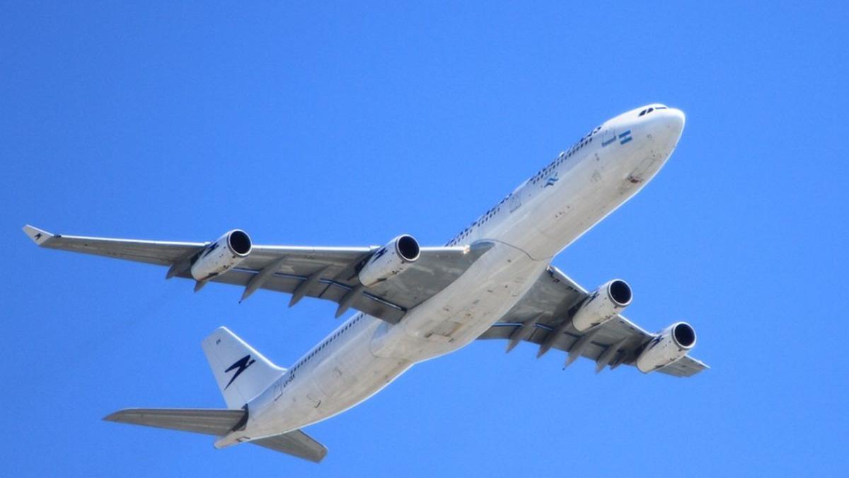 o fetita de trei ani a fost aleasa de o companie aeriana sa ramana in afara unui avion prea