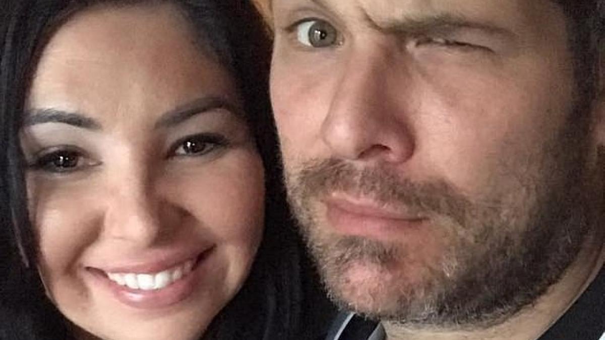 sotul nu intelegea de ce sotia sa inchidea usa atunci cand se ducea sa faca dus intr o zi a inteles