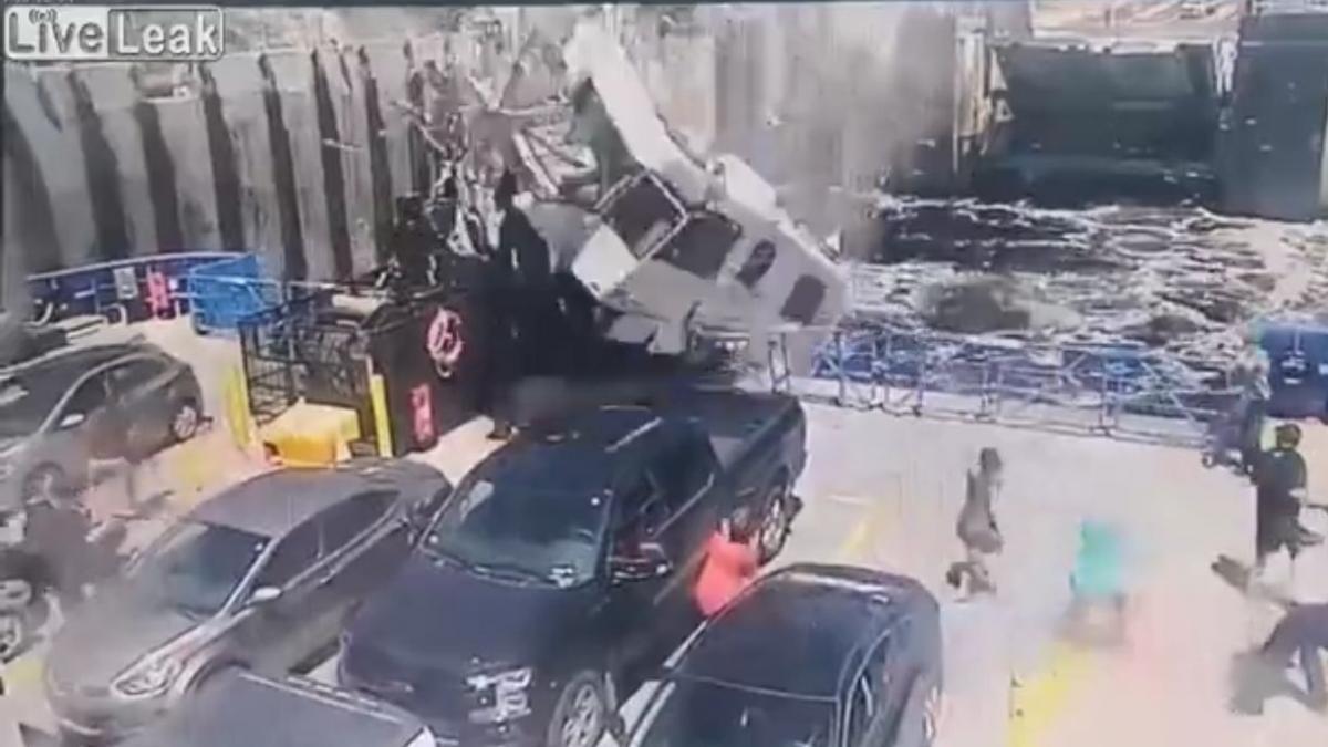 imagini socante in canada o rulota a cazut peste un bac plin cu oameni video