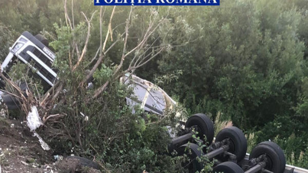 un camion incarcat cu 20 de tone de ciocolata s a rasturnat in albia raului olt soferul a sarit din