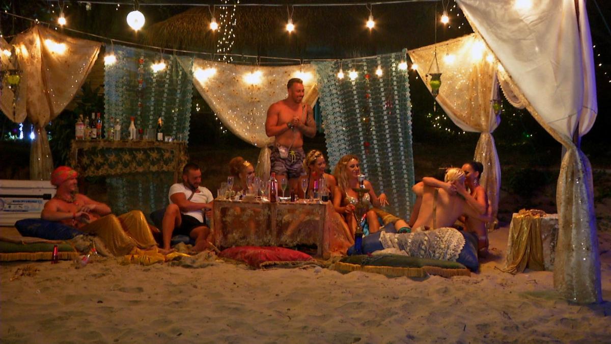 insula iubirii premiera absoluta in showul tv un concurent a fost trimis acasa dupa ce a primit o