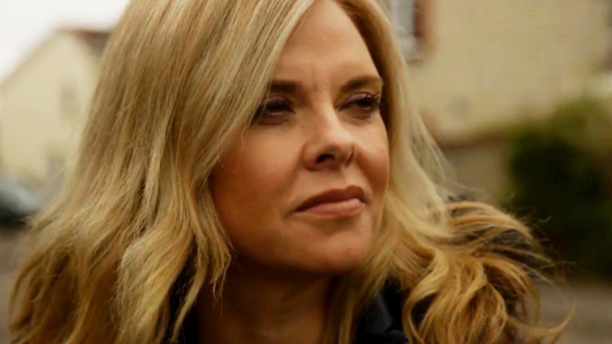 profesorul se uita in curtea scolii si a observat o pe copila de 11 ani s a oferit chiar sa aiba