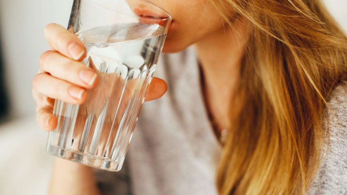 avertismentul medicilor cata apa trebuie sa bem de fapt ca sa ne hidratam corect