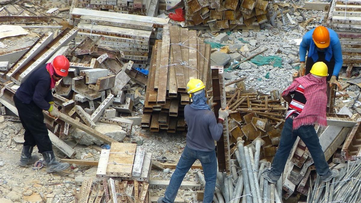 mesaj ciudat in limba romana pe un santier din marea britanie trecatorii au crezut ca nu vad bine