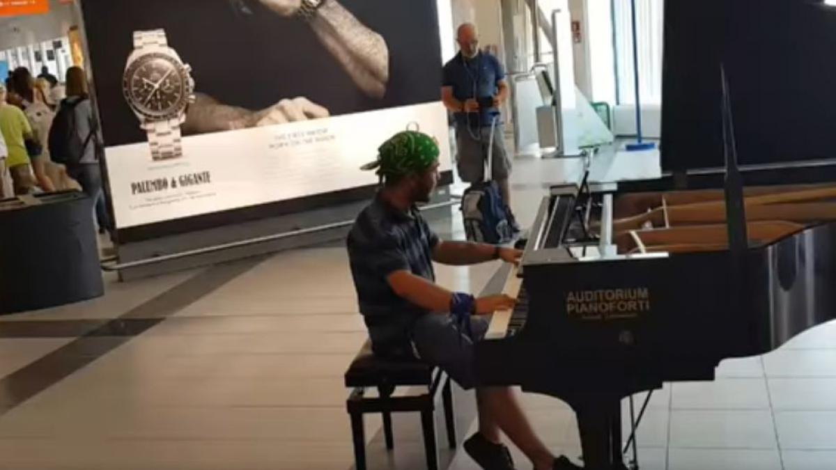 claudiu s a asezat la pianul amplasat in aeroportul din palermo si a inceput sa cante dumnezaieste