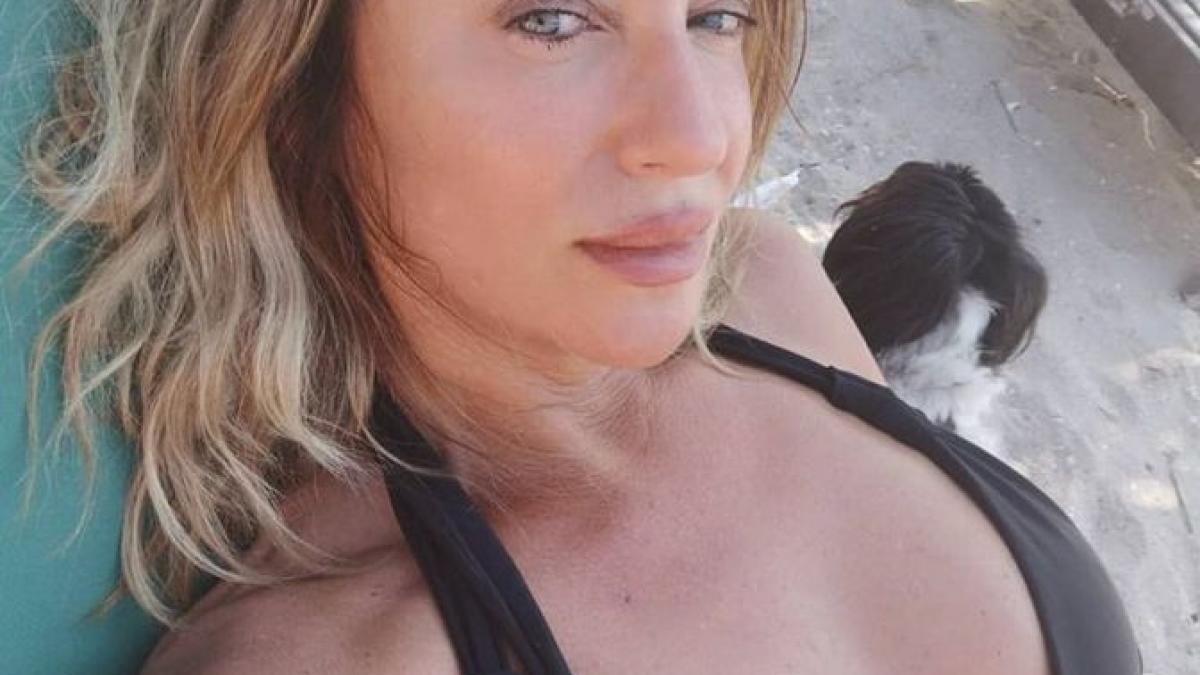 tania budi sexy in costum de baie la 51 de ani