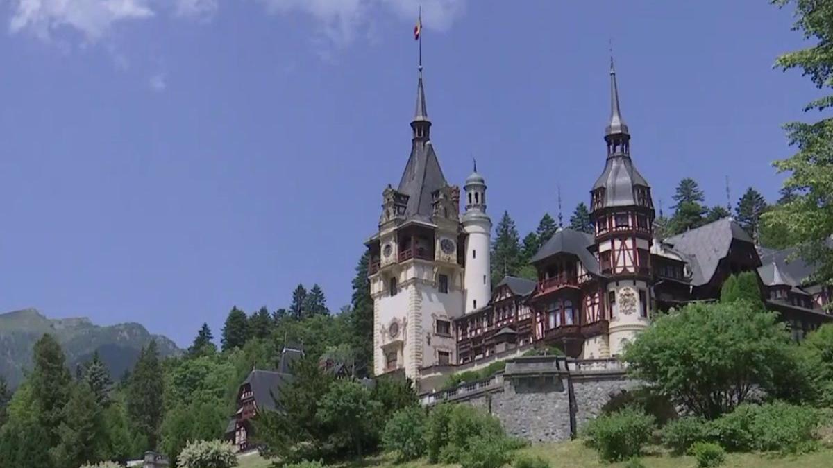 cel mai frumos castel al romaniei este in pericol bucati intregi din peles se degradeaza sub ochii