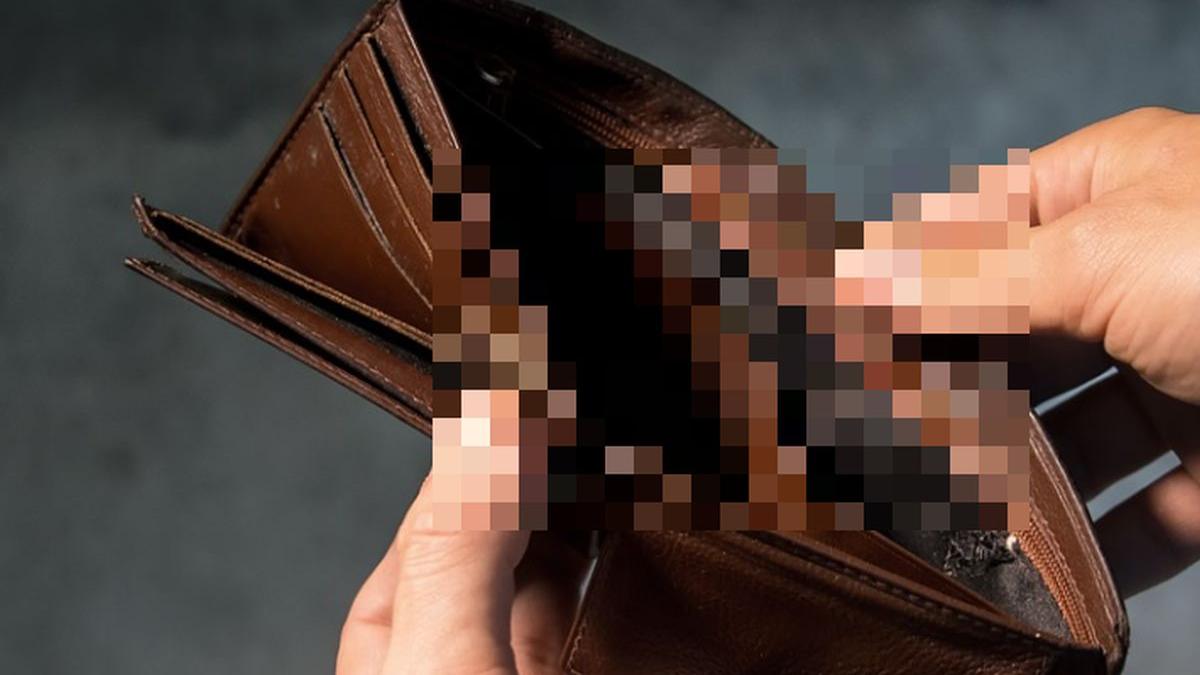 o femeie din neamt a gasit un portofel pe o banca dupa ce l a deschis a anuntat imediat politia