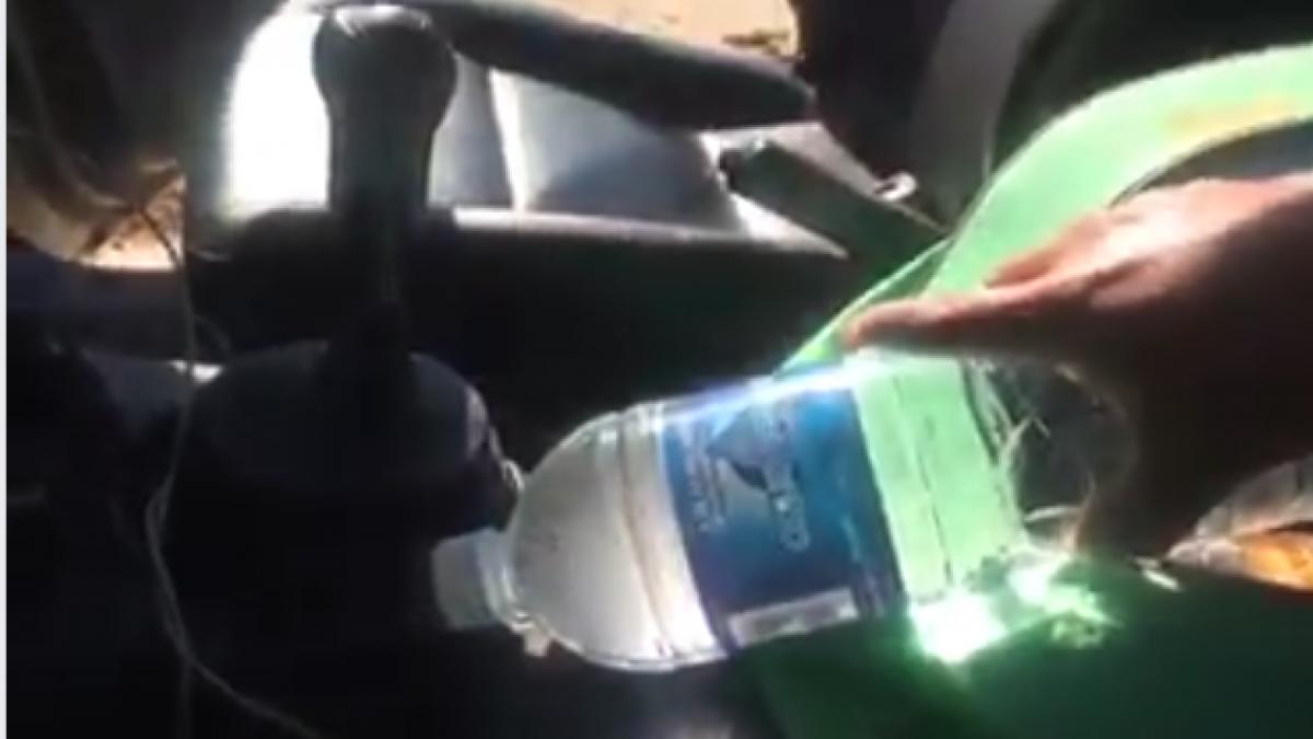 a lasat o sticla de apa pe scaunul din fata al masinii dupa ceva vreme a vazut cum din masina iese