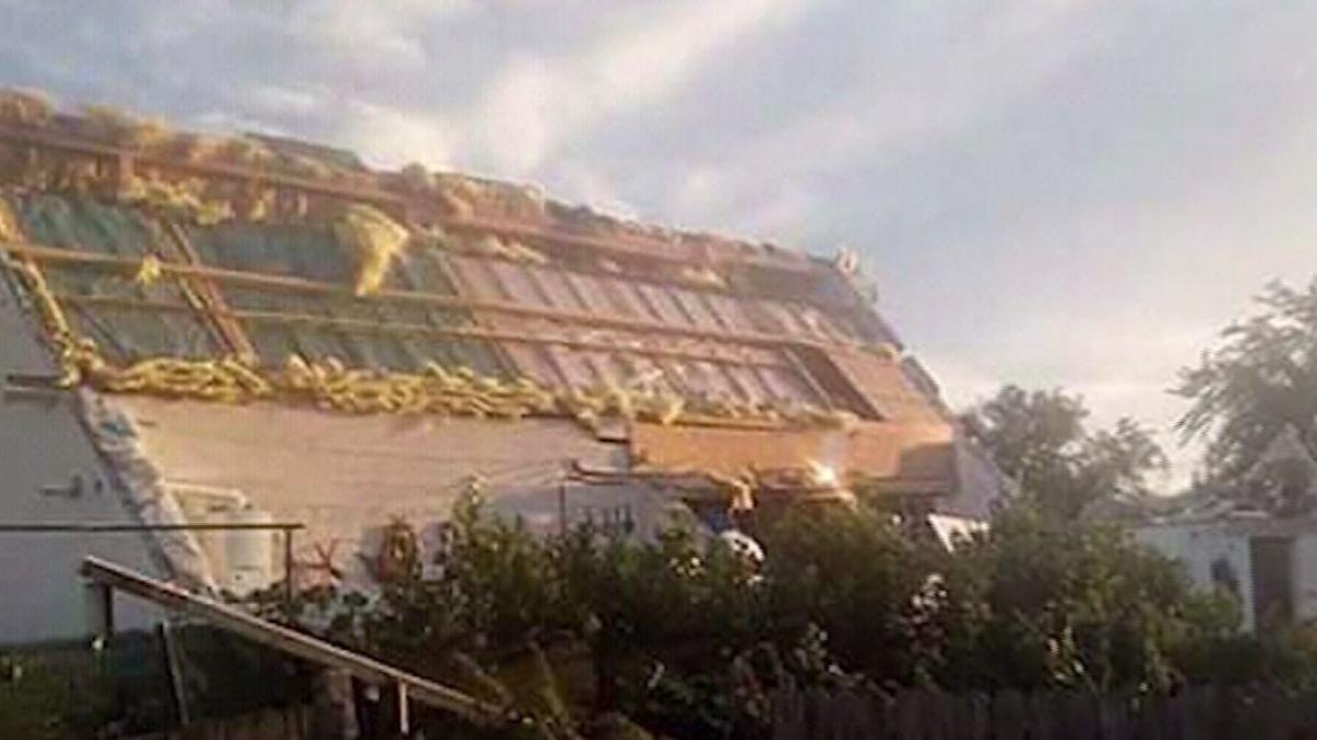 imaginile cumplite case distruse de o tornada puternica in iasi