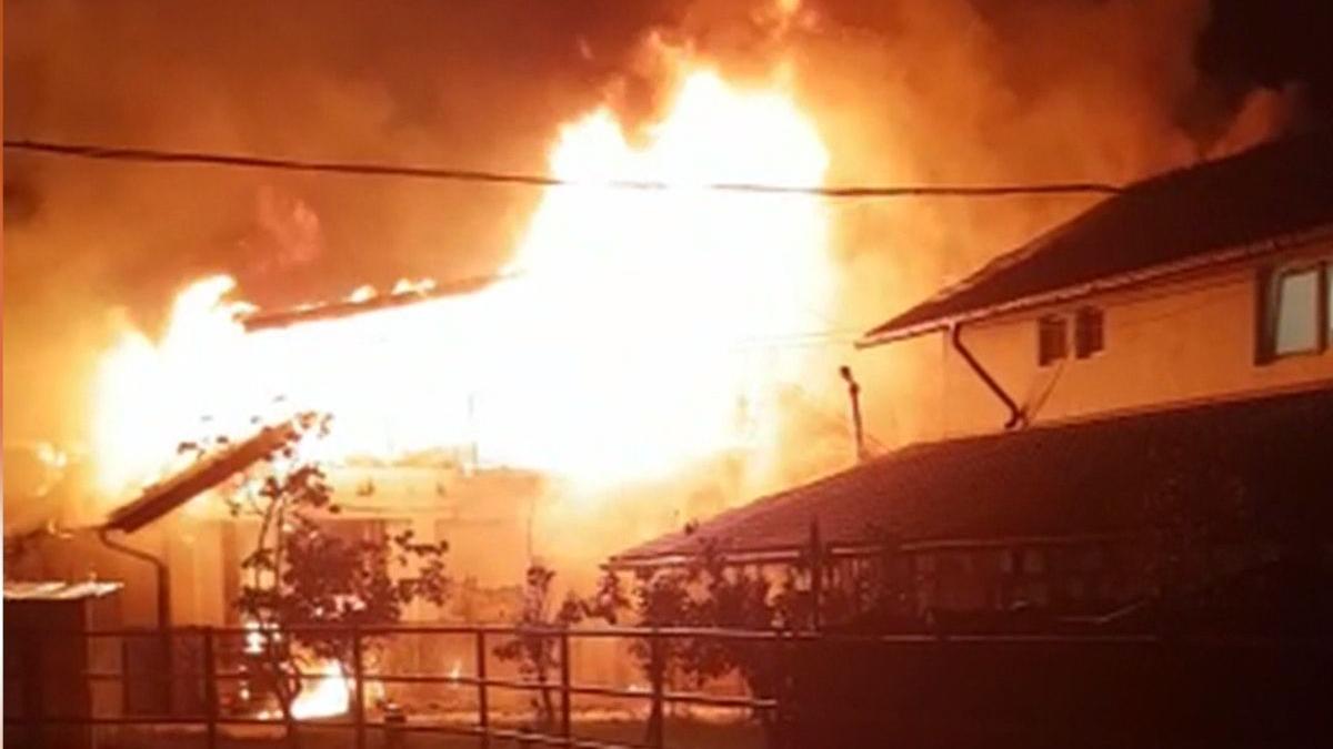 incendiu de proportii la o ferma din giurgiu pompierii sunt in alerta