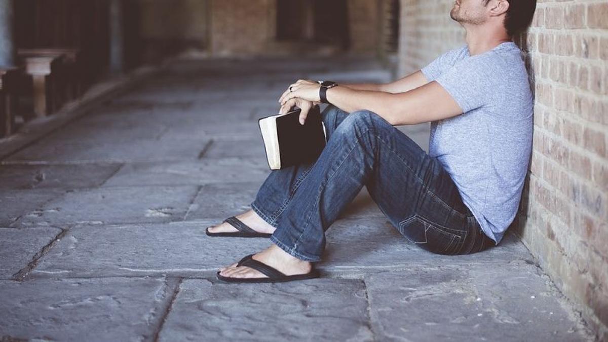 mihai locuia singur de ceva vreme si era sfasiat de dorul sotiei si al fiicei sale plecate in