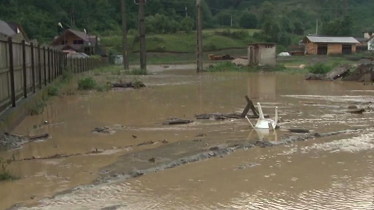 scene apocaliptice in arges o fetita a fost smulsa de viitura din curte