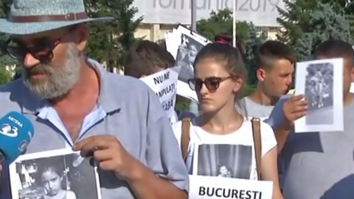 protest pentru sorina in fata guvernului familia materna cere sa o vada pe micuta