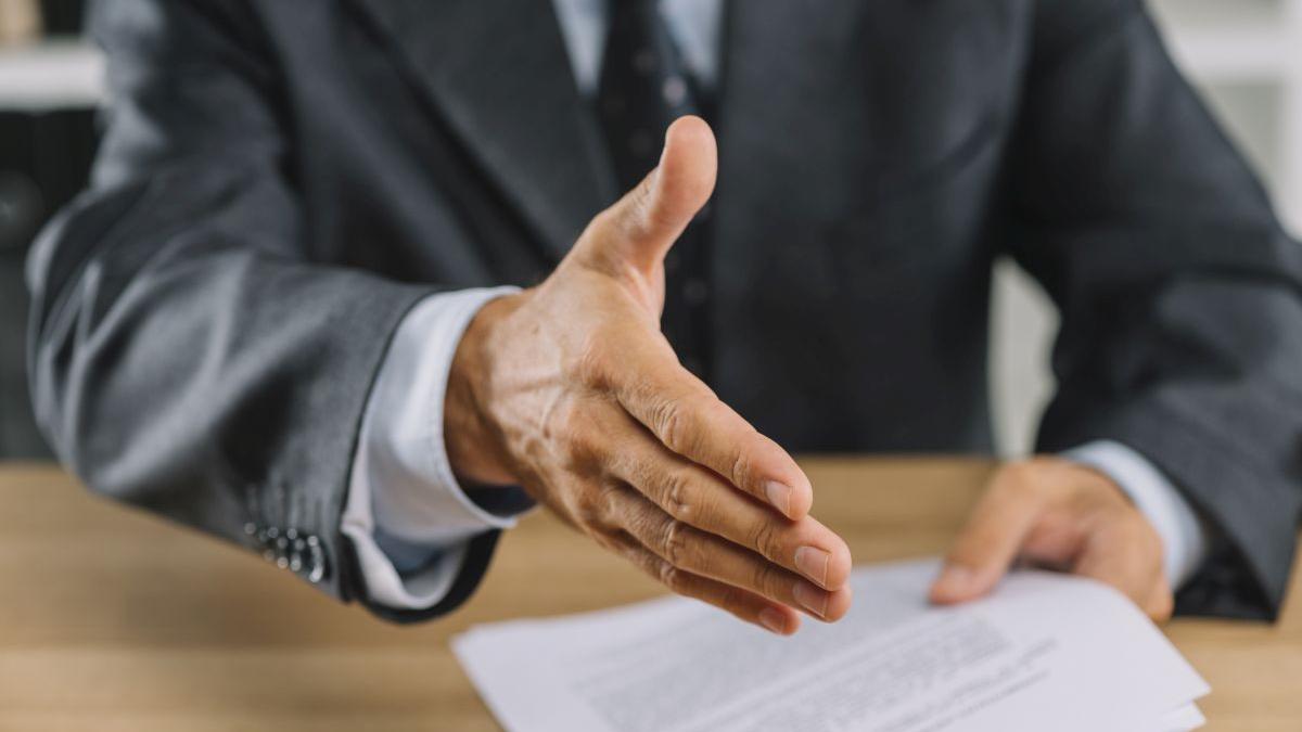 in ce consta activitatea unui avocat care ofera consultanta in achizitii publice