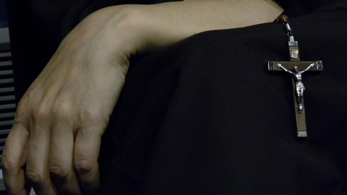 o fata de 19 ani care se dadea drept calugarita a inselat trei bistriteni cu aproape 100 000 de lei