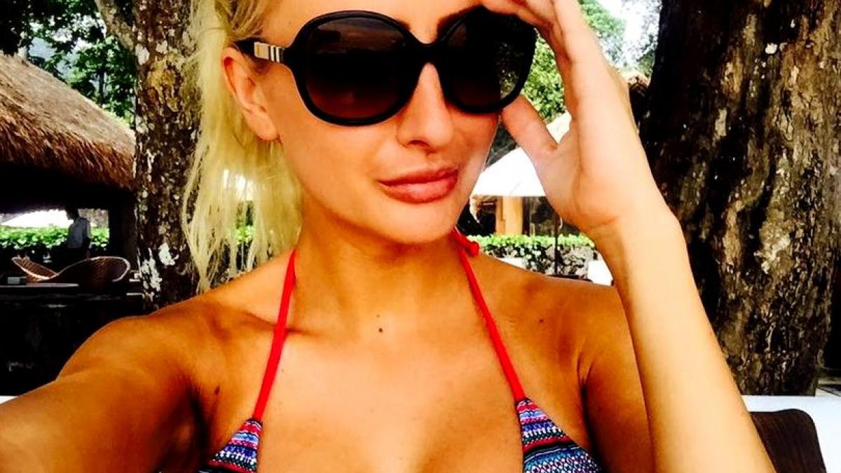 aceasta blonda i a organizat o petrecere erotica iubitului ei ce a realizat a doua zi i a schimbat