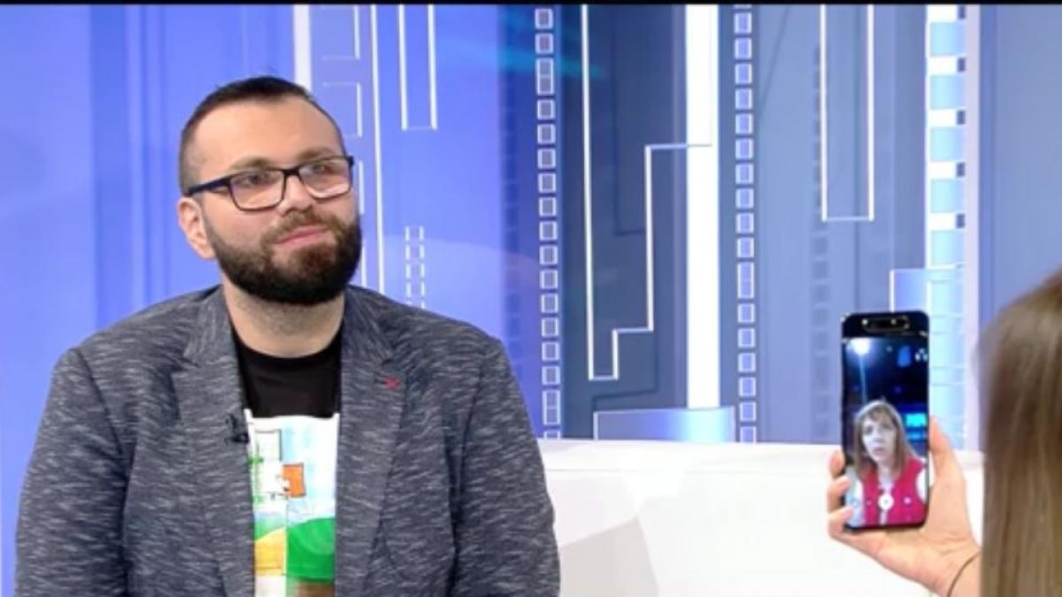 ce smartphone are camera tripla rotativa