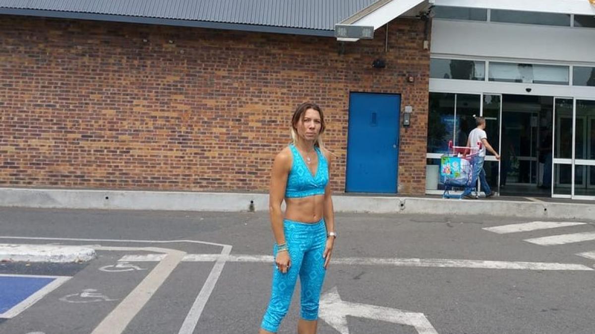 tanara a intrat in supermarket cand paznicul s a apropiat de ea si i a spus ceva cu totul