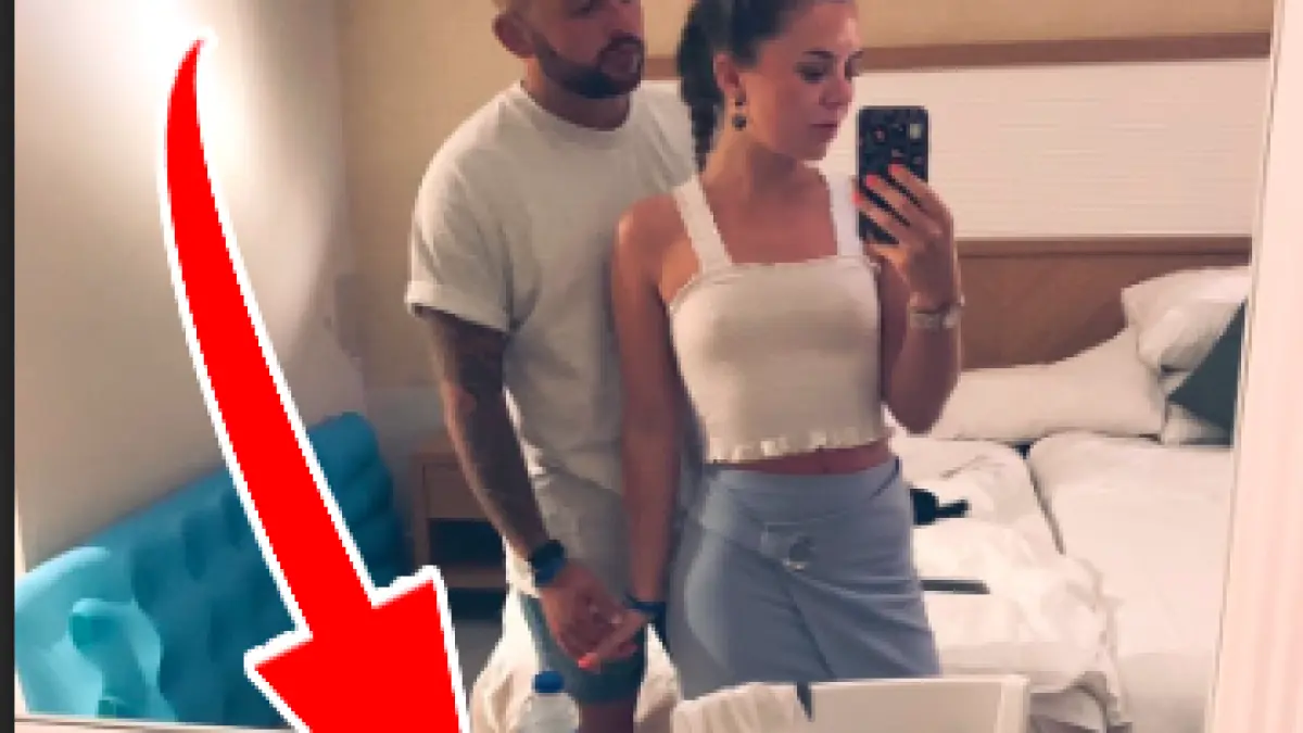 doi tineri au plecat in vacanta si si au facut un selfie in oglinda apoi l au trimis parintilor