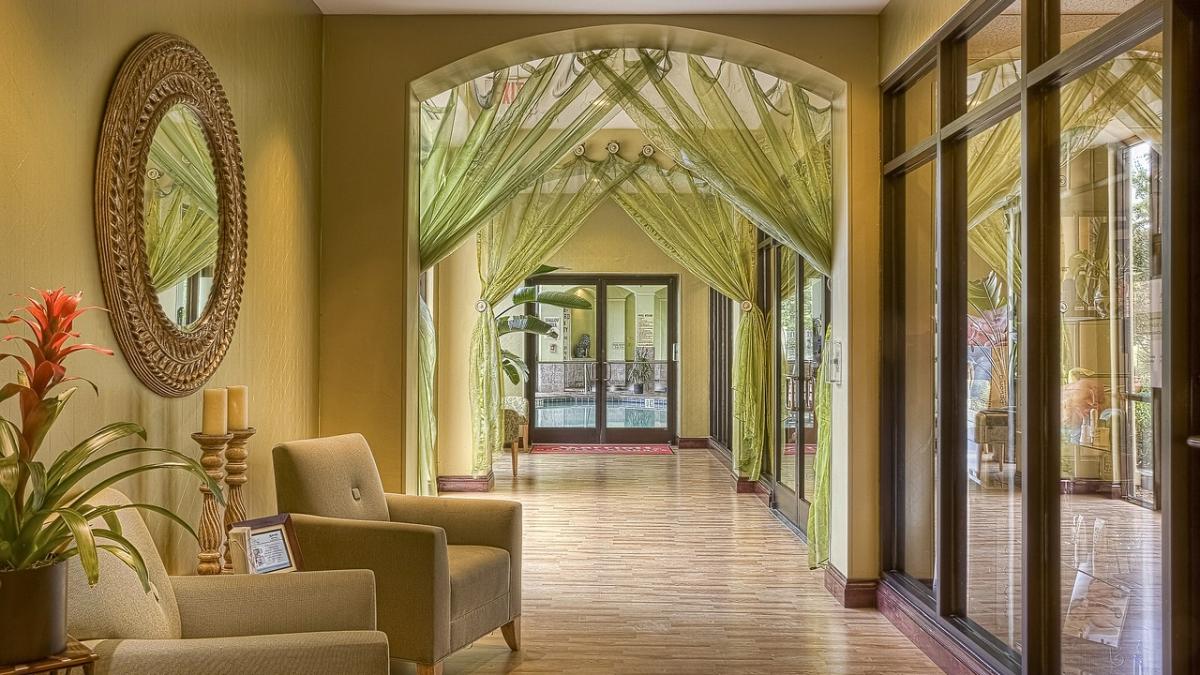 turistii dintr un hotel din baile tusnad auzeau zgomote ciudate venind de la parter si au iesit sa