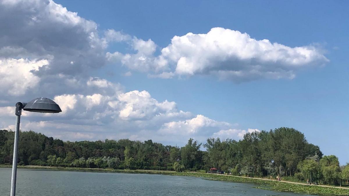 maria se afla in vacanta in neptun cand a decis sa faca o plimbare brusc s a oprit si a privit