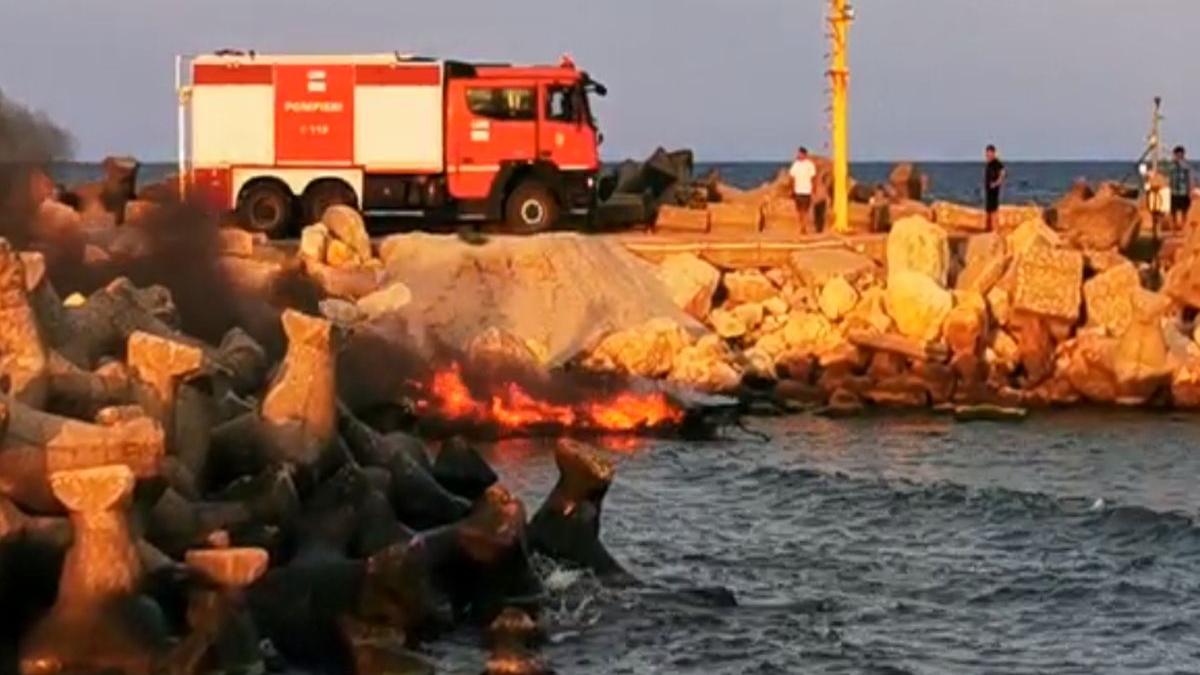incendiu in eforie nord o salupa a luat foc in port video