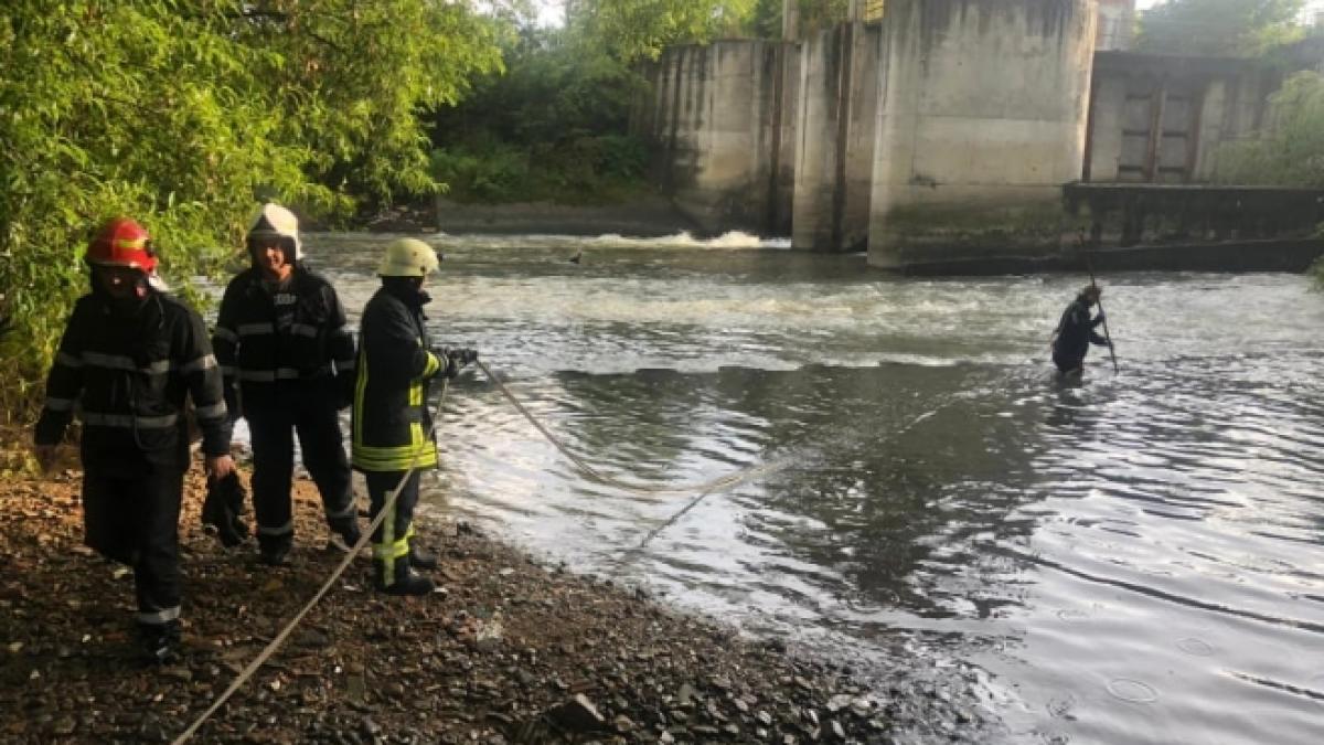 oamenii care se plimbau pe malul somesului mic din cluj napoca au observat ceva ciudat plutind in