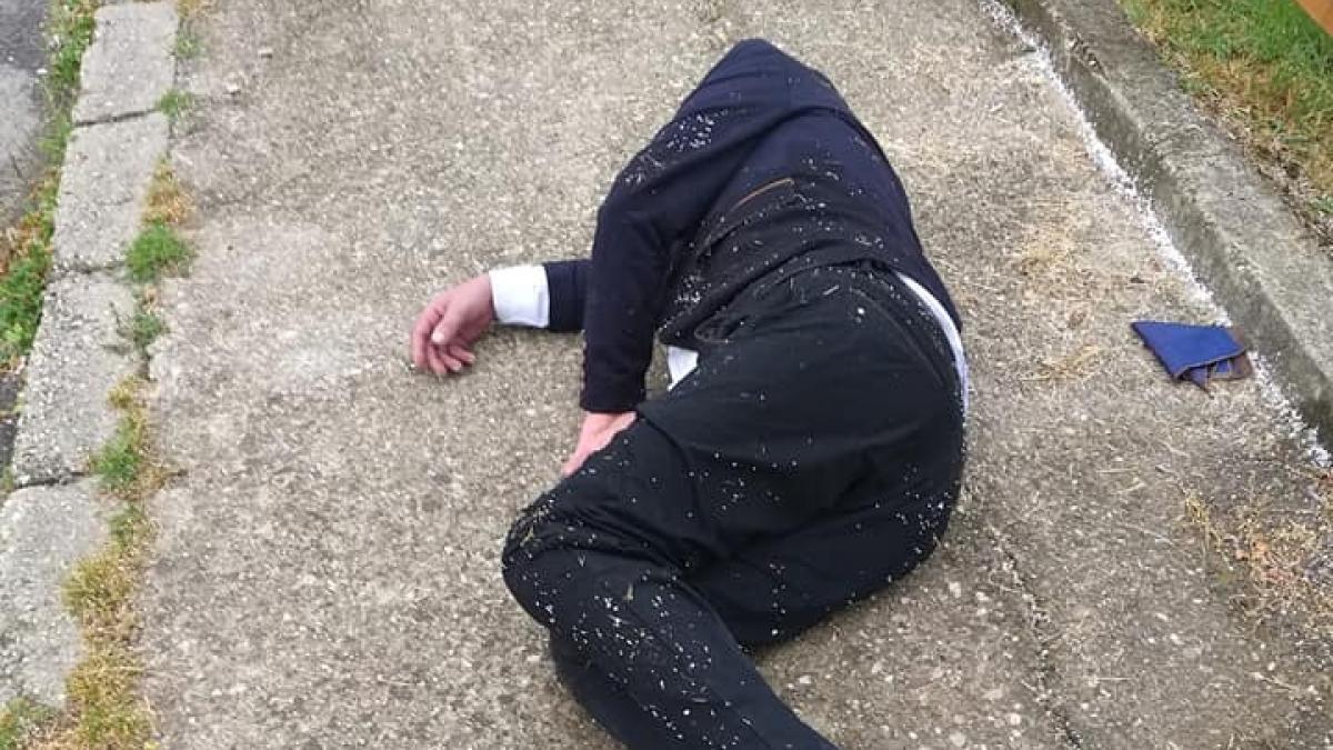 mergea pe o strada din resita cand jandarmul a vazut un barbat imbracat in costum prabusit la