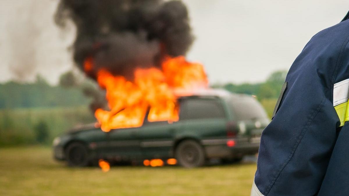 panica uriasa pe dn 65 in judetul olt o masina a luat foc