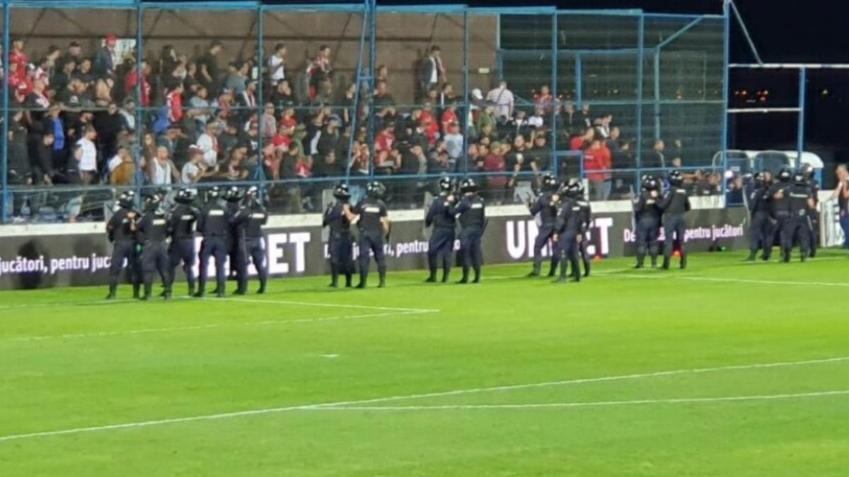 scandal la viitorul dinamo ultrasii cainilor rosii au intrat pe teren si au oprit jocul