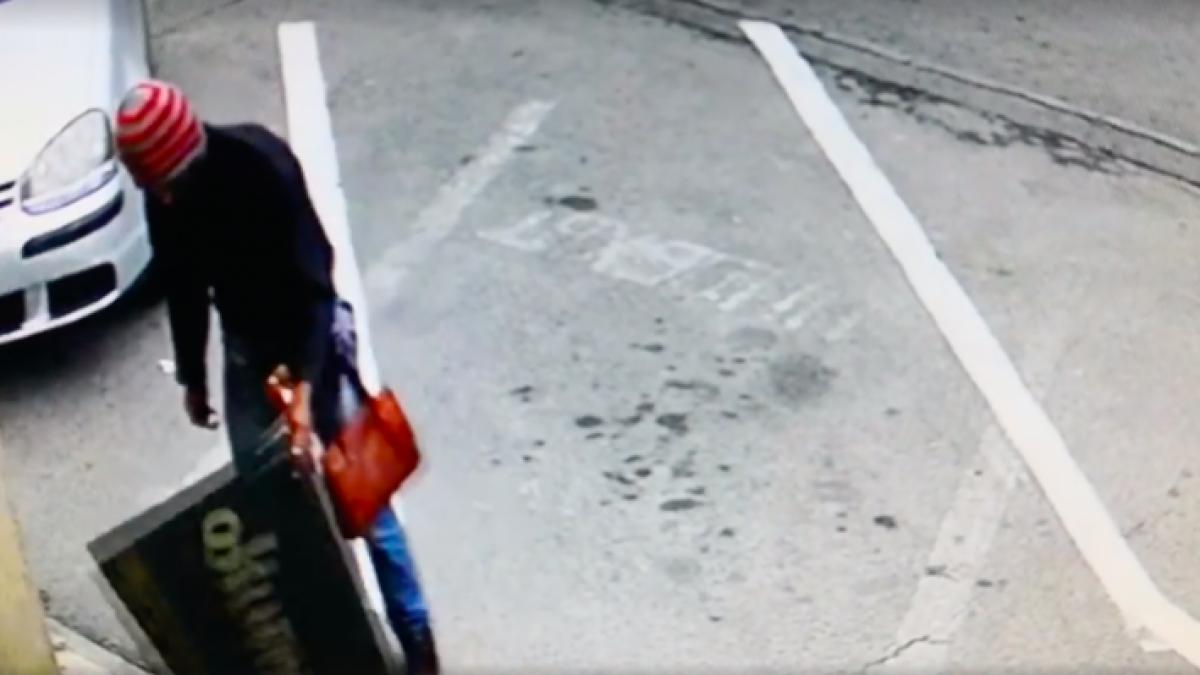 barbatul din baia mare s a oprit in fata magazinului s a uitat in stanga si in dreapta dupa care a