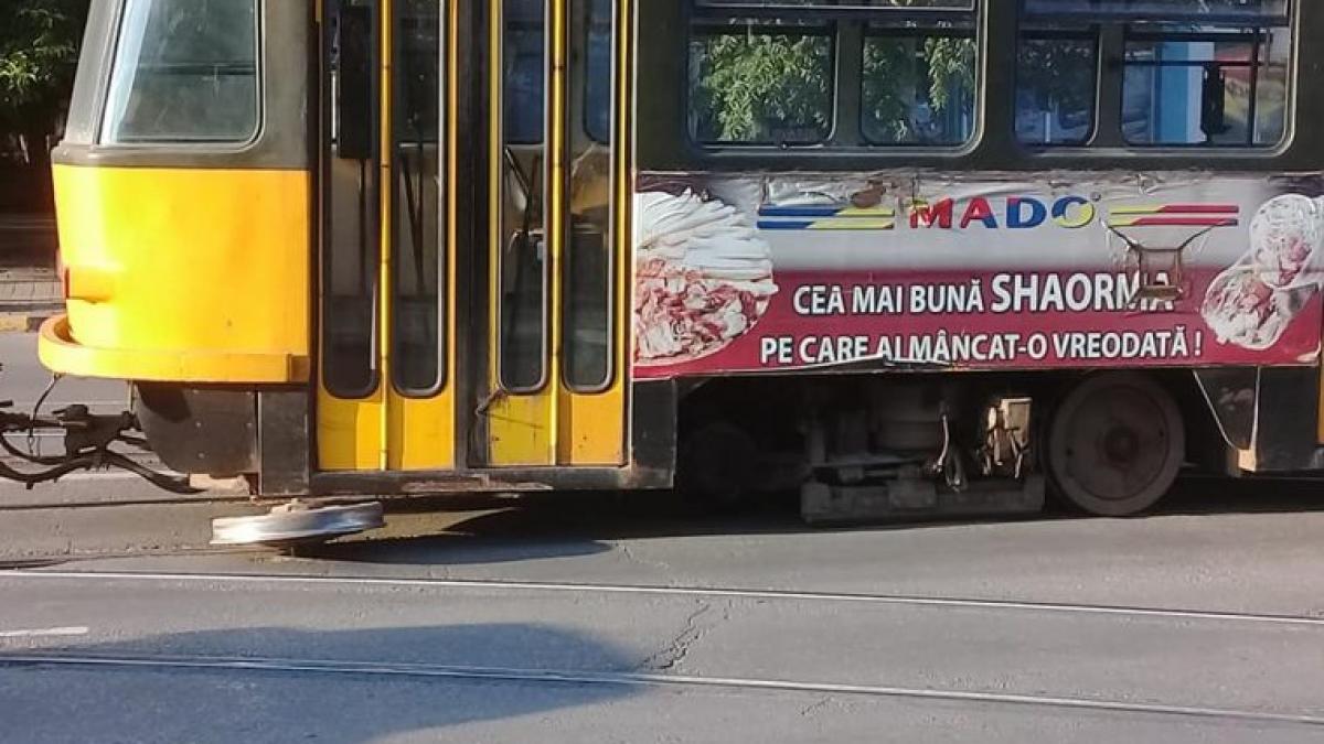 incident grav in trafic un tramvai a ramas fara roata de trei ori in jumatate de ora