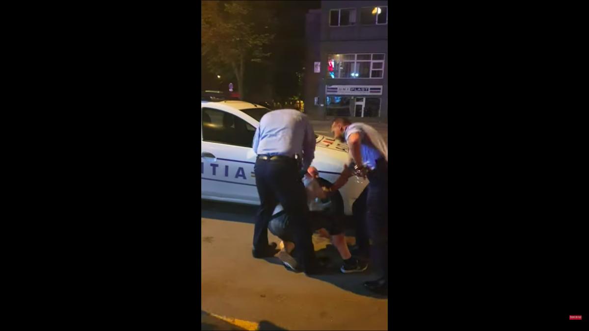 politistii au oprit o masina in trafic cand a iesit soferul afara oamenii legii si au facut cruce