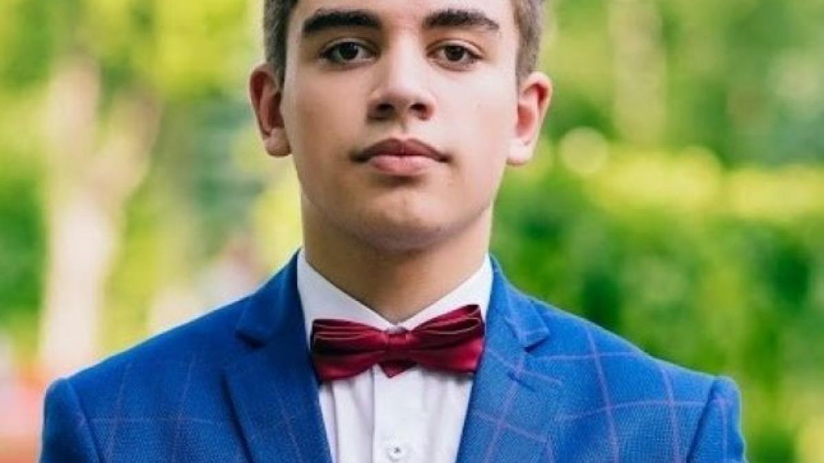 gabi intrase recent la liceu si era un elev stralucit aseara a iesit cu prietenii la o baie ca sa