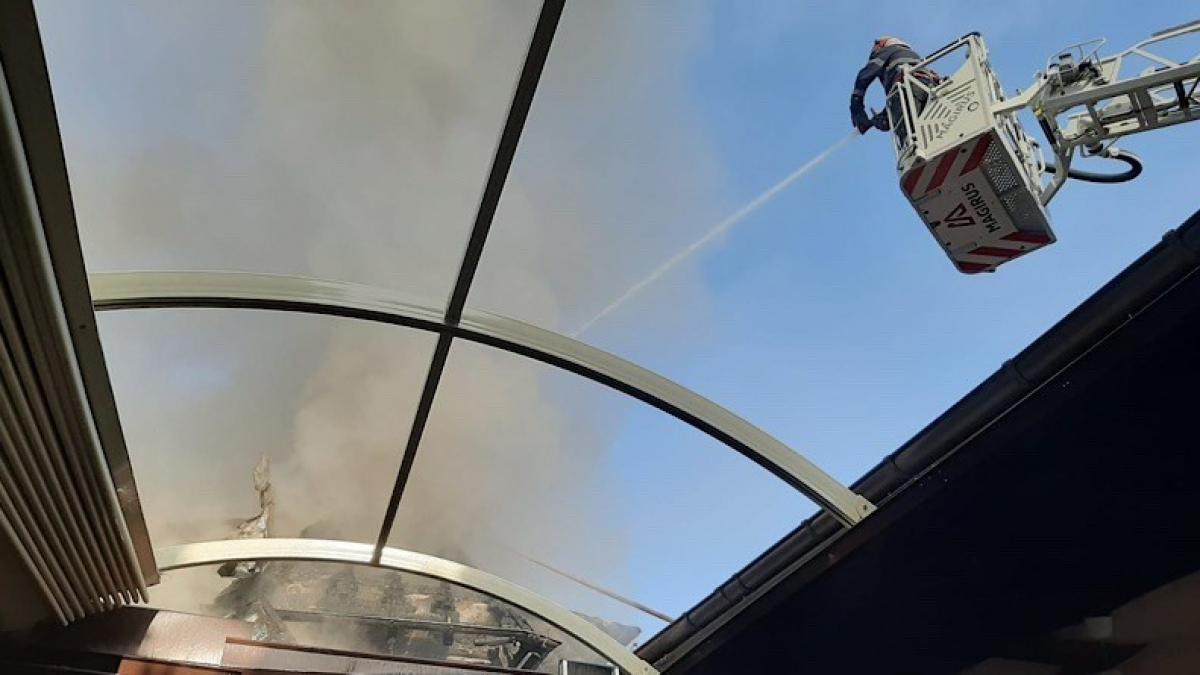 incendiu la un restaurant din curtea de arges doi angajati s au intoxicat cu fum video