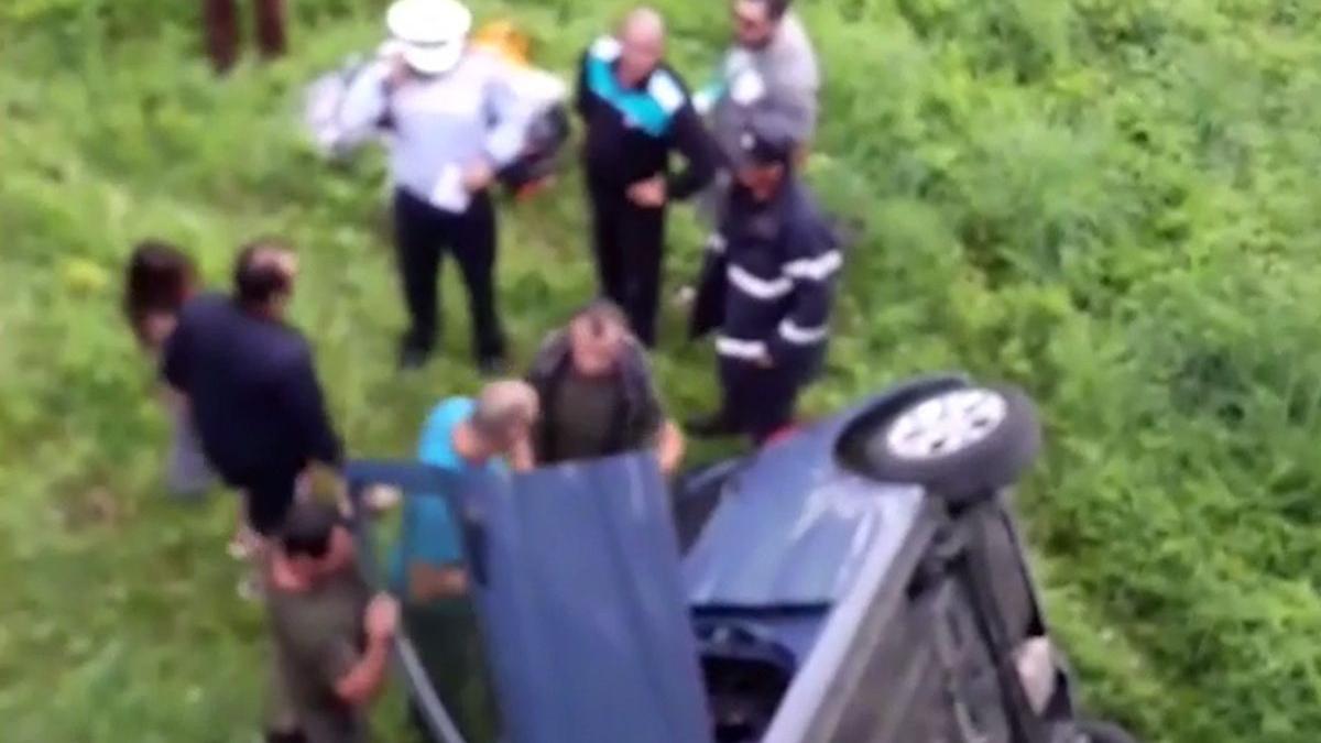 imagini socante o masina a plonjat de la cinci metri inaltime