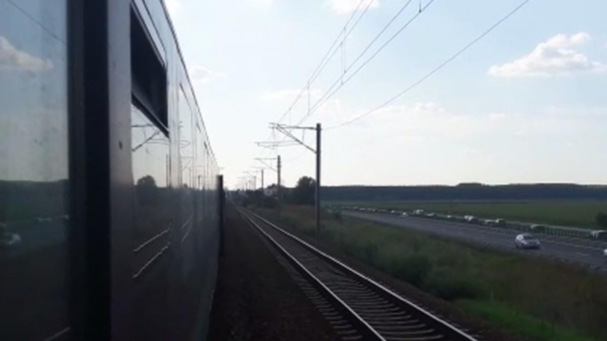 tren plin de calatori blocat pe camp