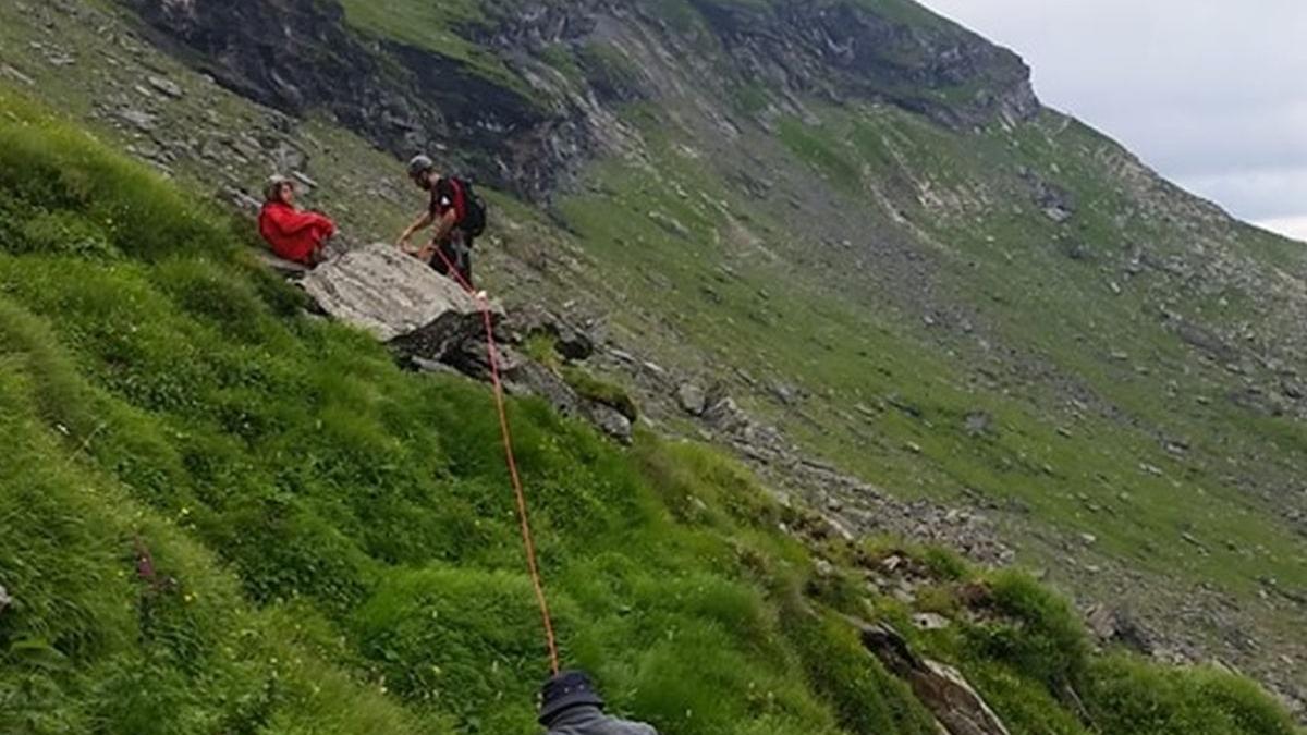 un copil si bunicul sau blocati in zona lacului balea