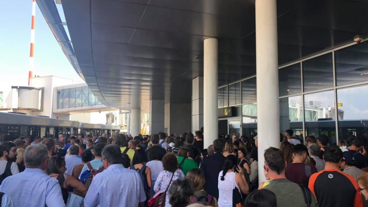 haos pe aeroportul henri coanda cozi uriase la intrarea in tara la controlul pasapoartelor fac ora