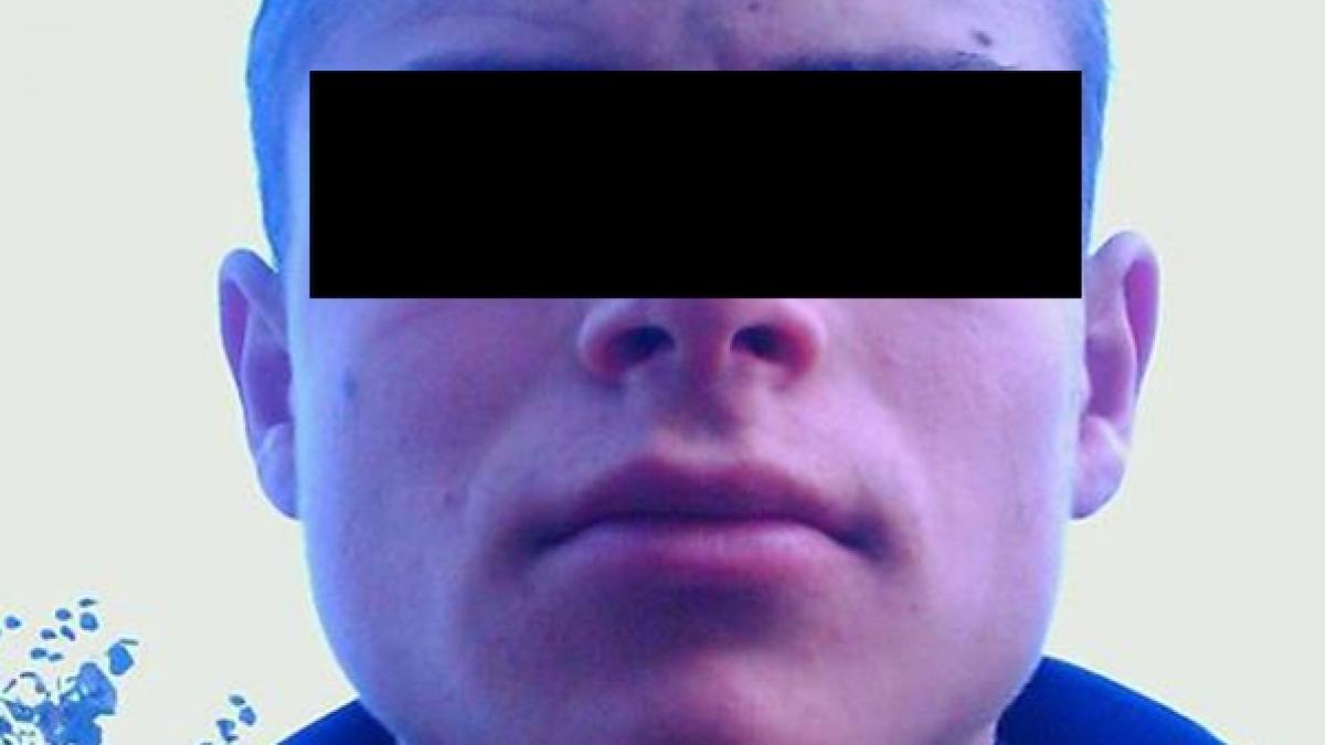 in fiecare vineri marian invita cate o adolescenta la pizza rand pe rand trei fete au acceptat doar