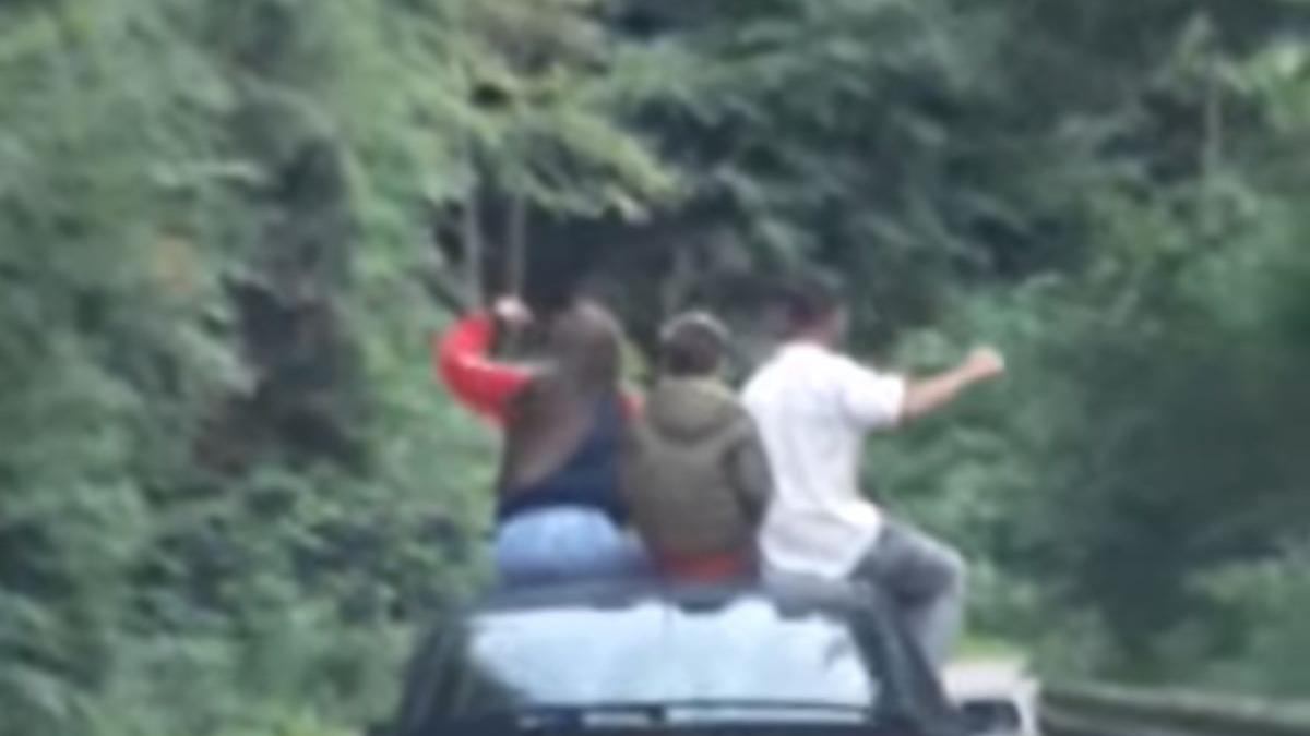 inconstienta totala din partea unor tineri filmati pe capota unei masini pe transfagarasan video